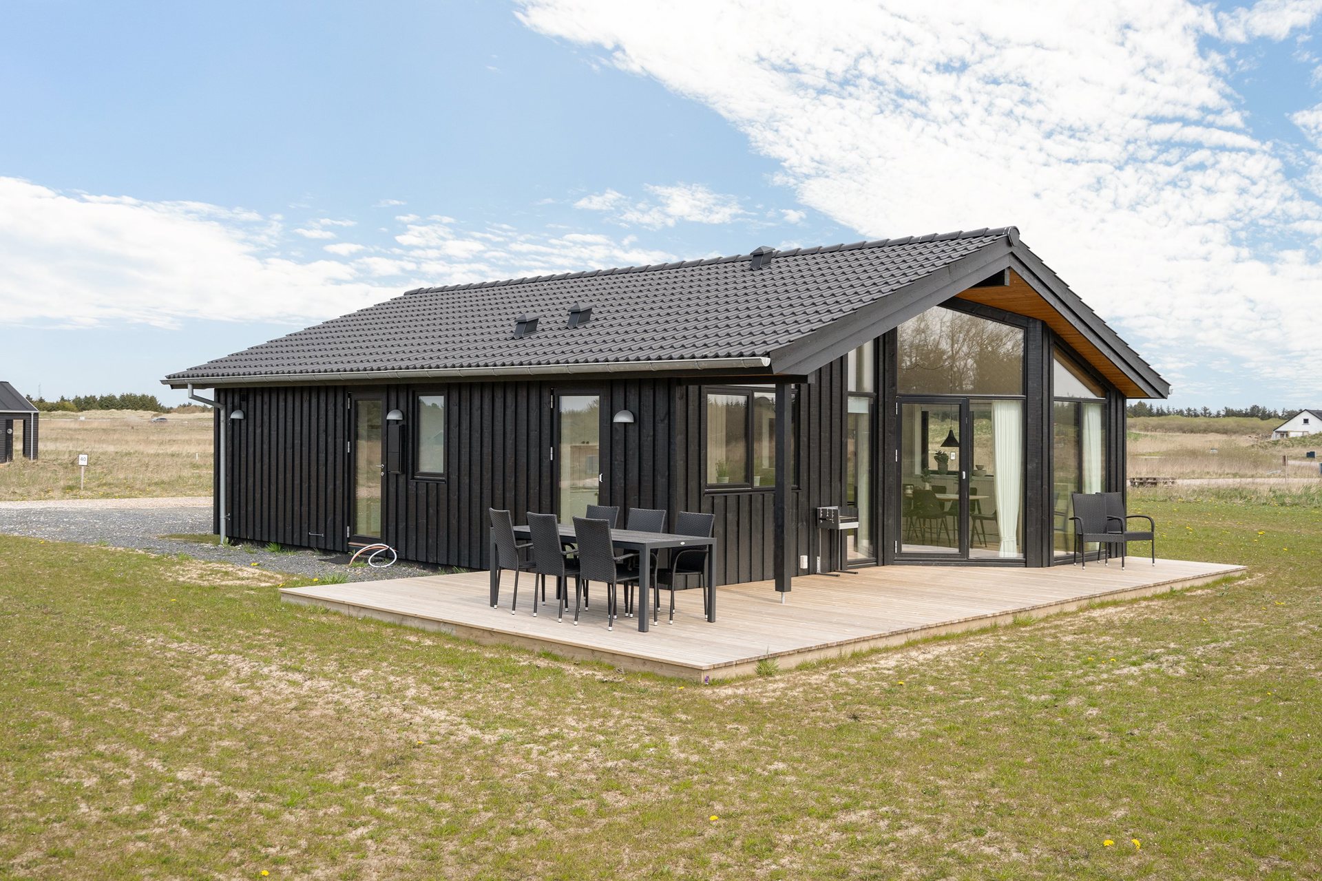 Skønt nybygget sommerhus – moderne og lækkert. Beliggende i Tornby Klit tæt på Hirtshals og kun en god gåtur fra Tornby Strand...