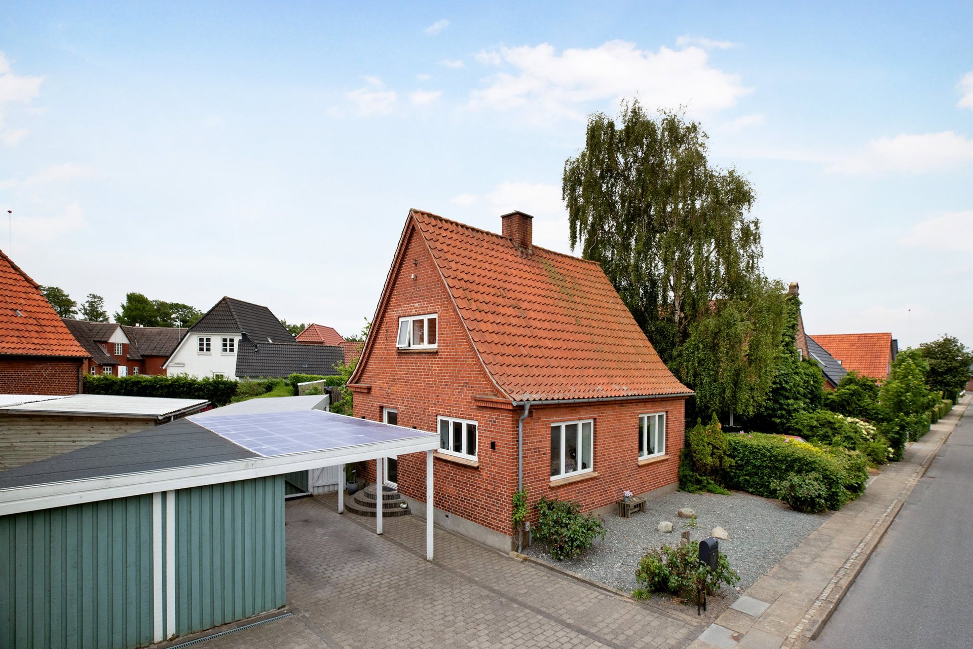 Funktionel villa med tagterrasse og med Vølund luft til vand varmepumpe!