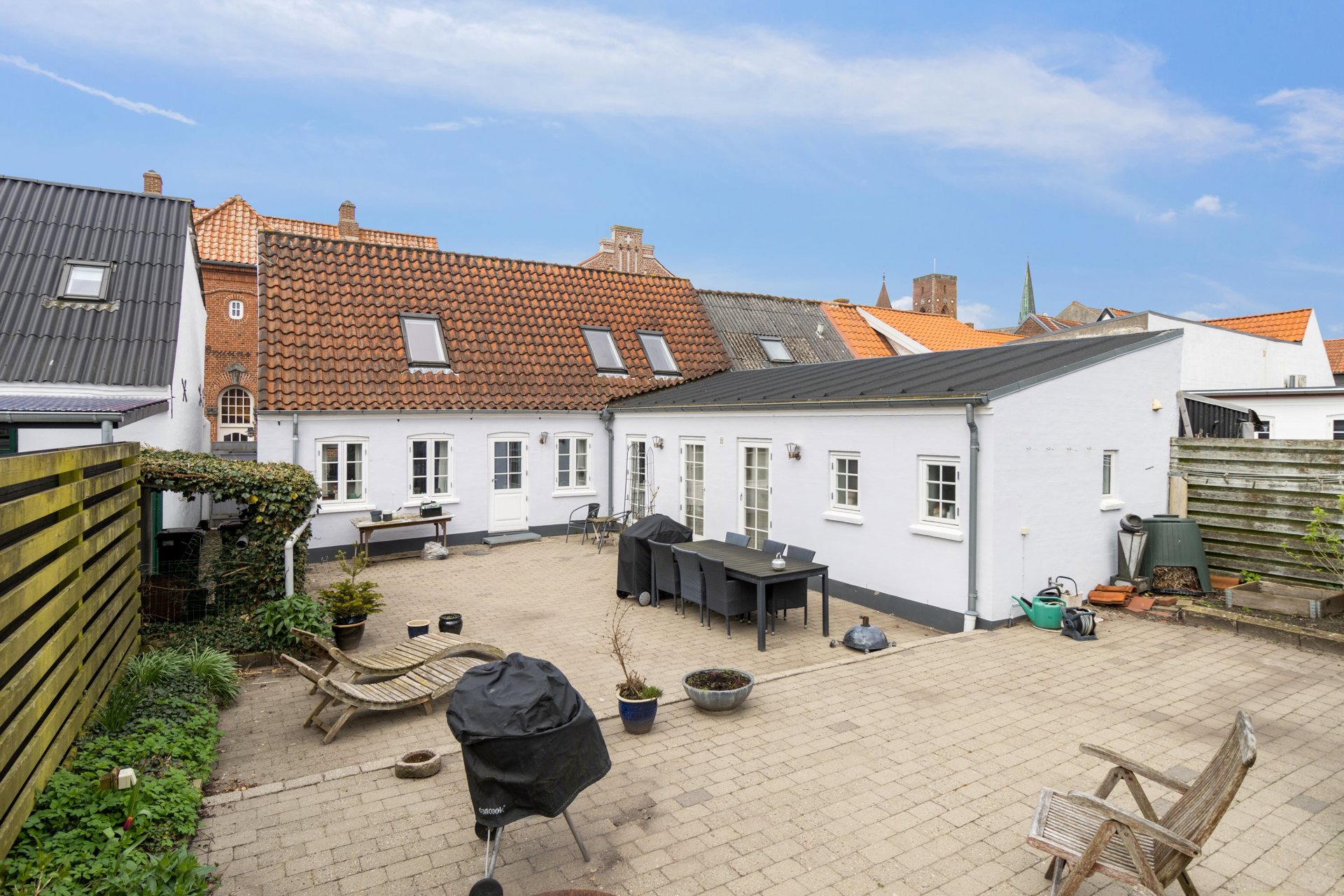 Indflytningsklart byhus med stor gårdhave i hjertet af Ribe!