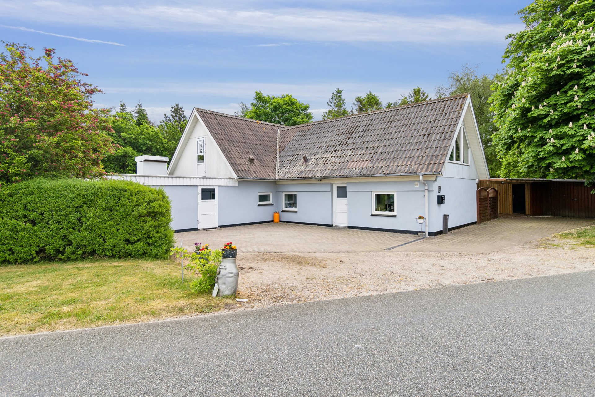 Charmerende hus med to stuer og stor lukket have!