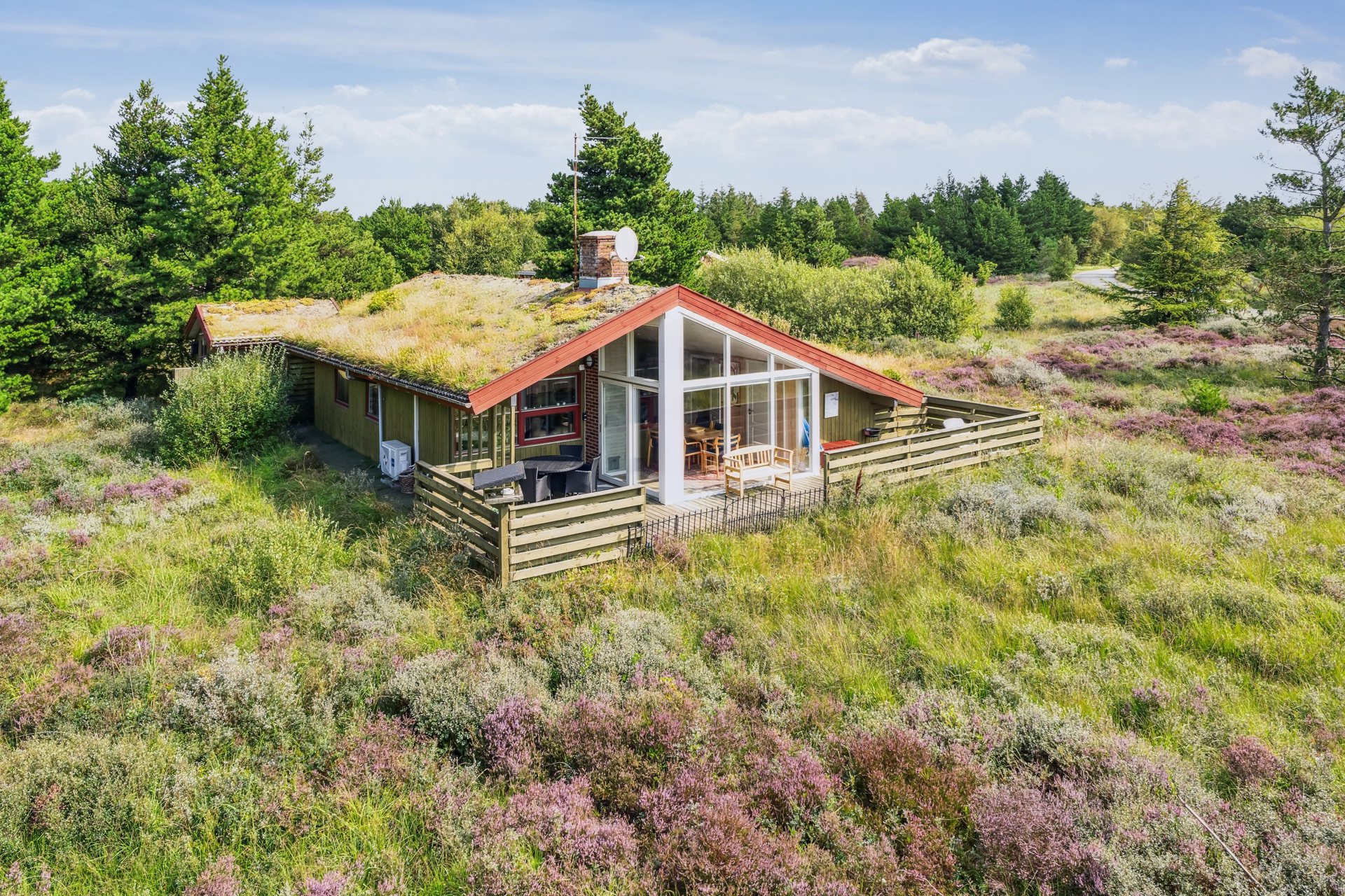 Lyst og indbydende sommerhus i naturskønne omgivelser!