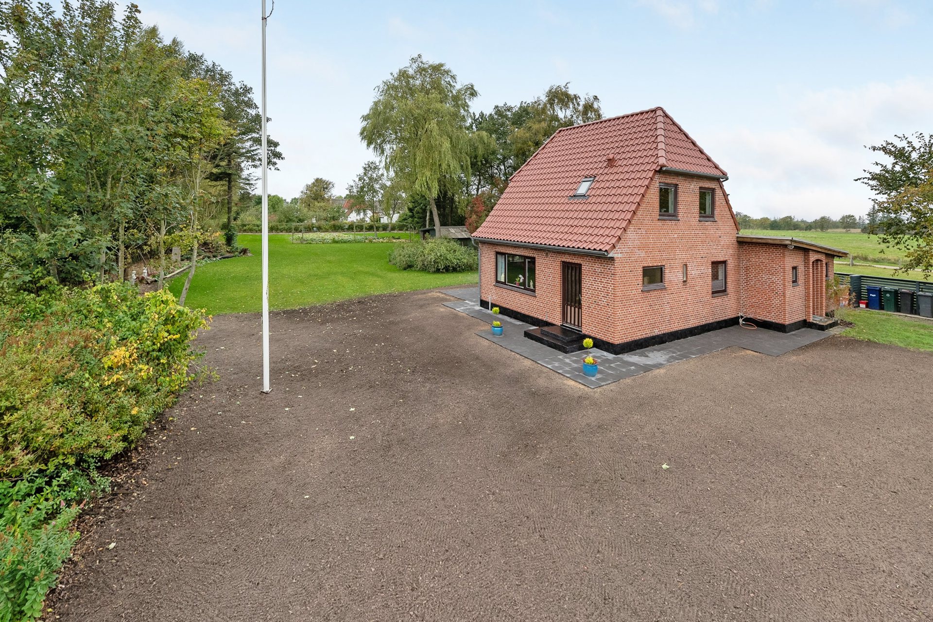 Moderniseret villa med stor have!