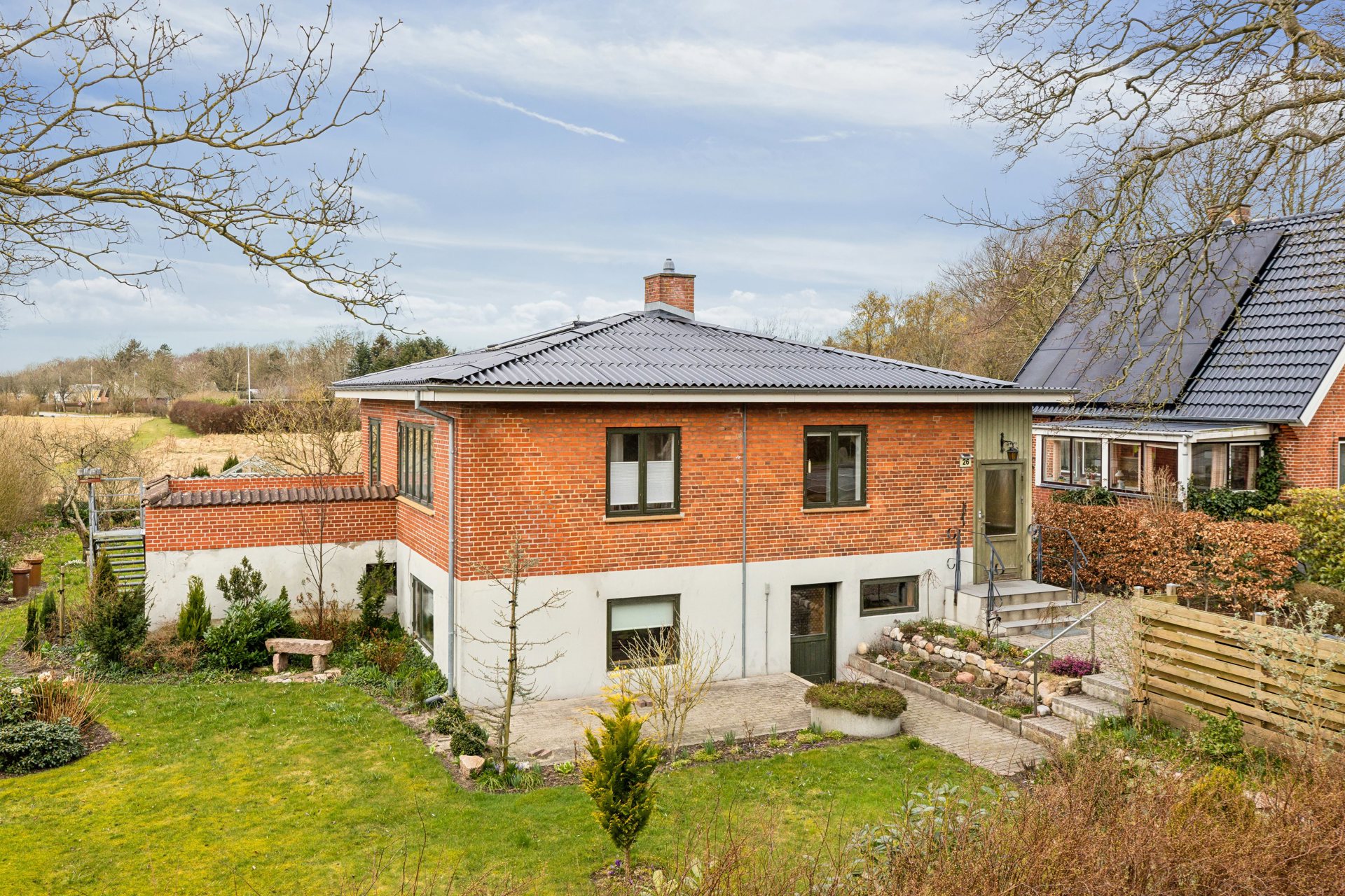 Velholdt villa med god kælder, stor garage og skøn have!