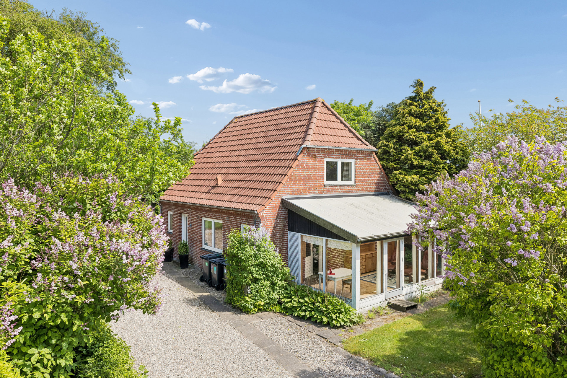 Prisvenlig villa i Roager med to grunde!