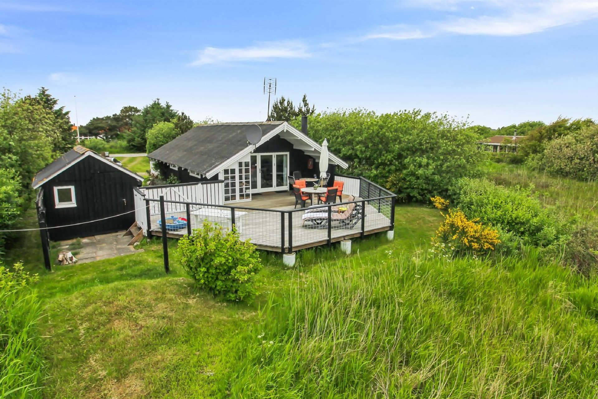 Sommerhus med udsigt til Lakolk sø og den fredede natur