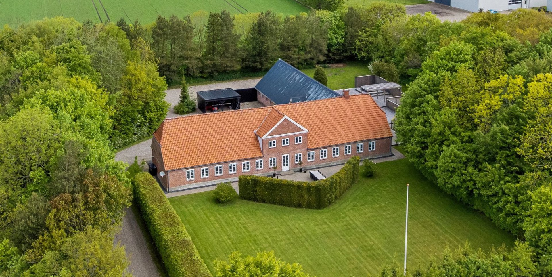Moderne landvilla med stor garage og udhus!