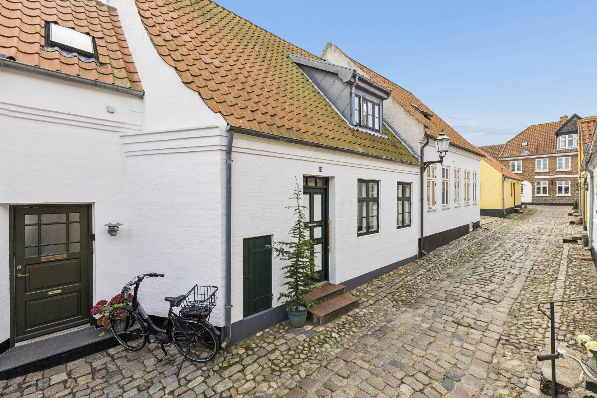 Charmerende byhus med sjæl, gårdhave og skønne detaljer!